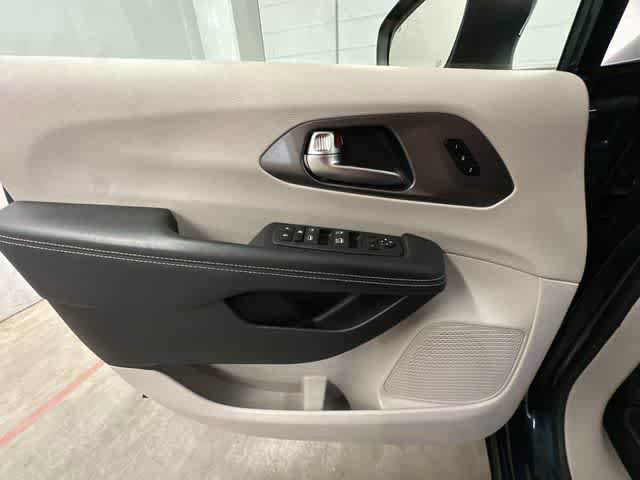 Used 2023 Chrysler Pacifica Touring-L FWD image 17