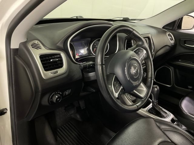 Used 2018 Jeep Compass Latitude w/ Cold Weather Group FWD image 17