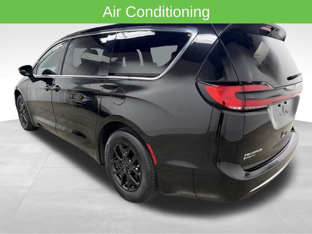 Used 2025 Chrysler Pacifica Select FWD image 8