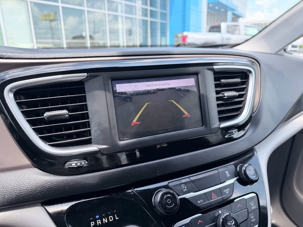 Used 2022 Chrysler Voyager LX FWD image 17