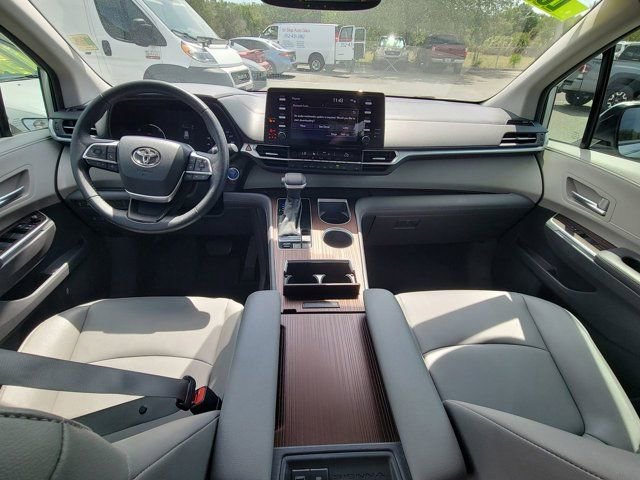 Used 2022 Toyota Sienna XLE FWD image 2