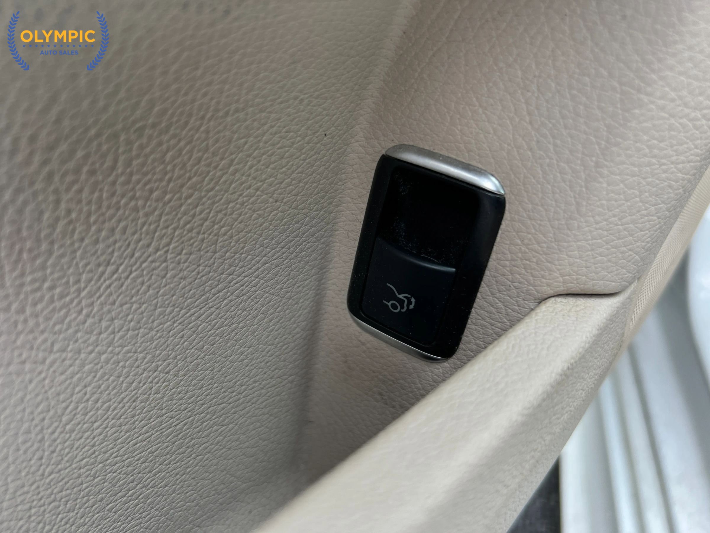 Used 2015 Mercedes-Benz E 350 4MATIC Sedan w/ Premium 1 Package image 37