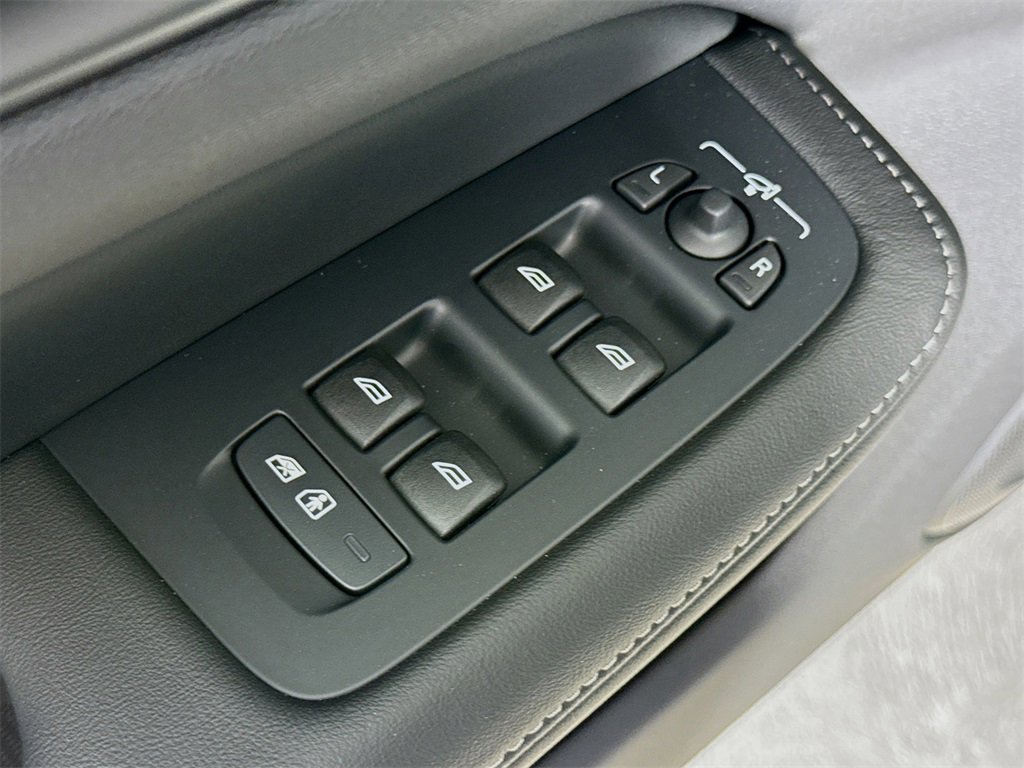 New 2026 Volvo V60 B5 Cross Country Ultra w/ Climate Package image 18