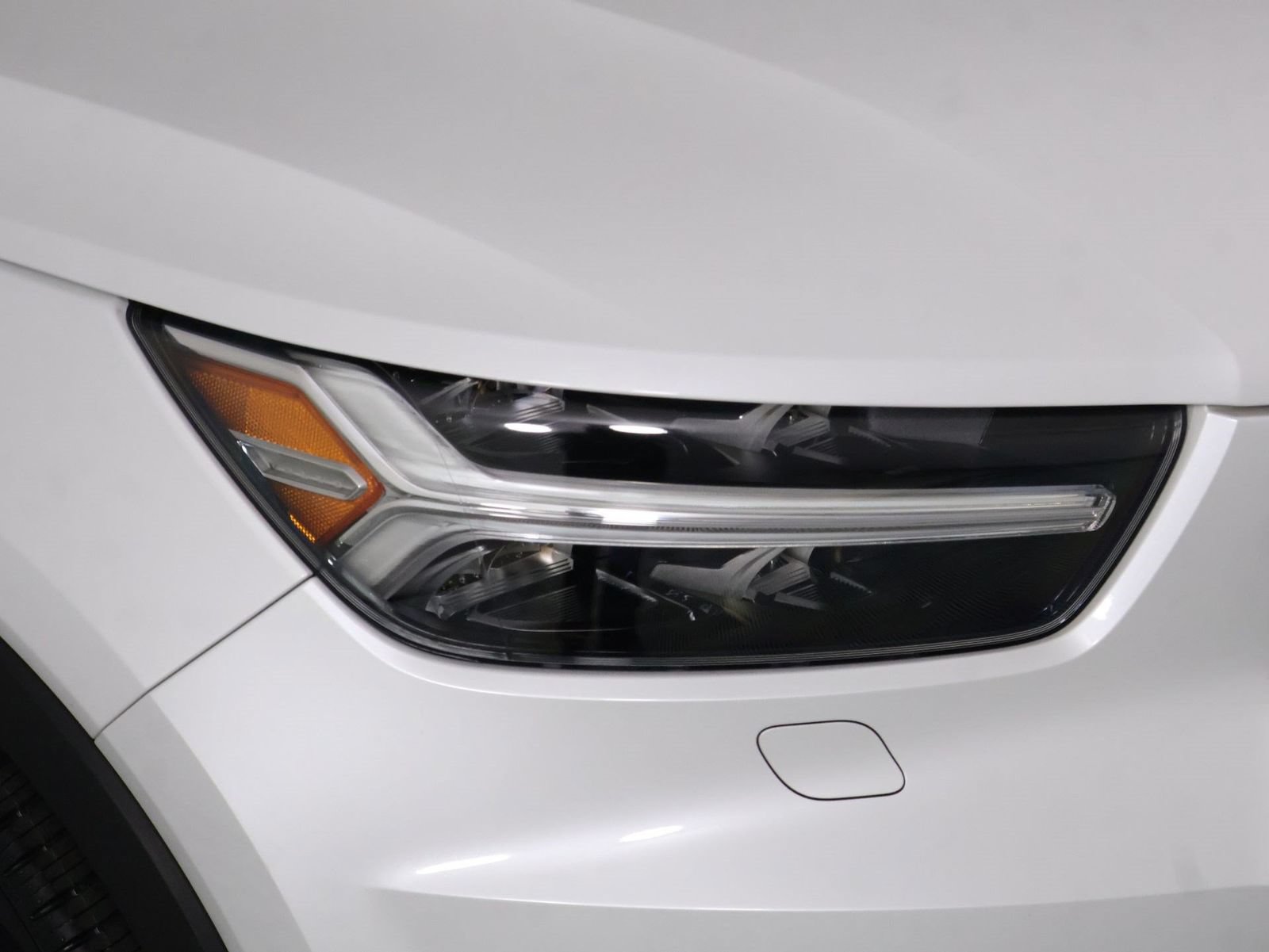 Certified 2022 Volvo XC40 T5 R-Design w/ Advanced Package AWD/4WD image 25