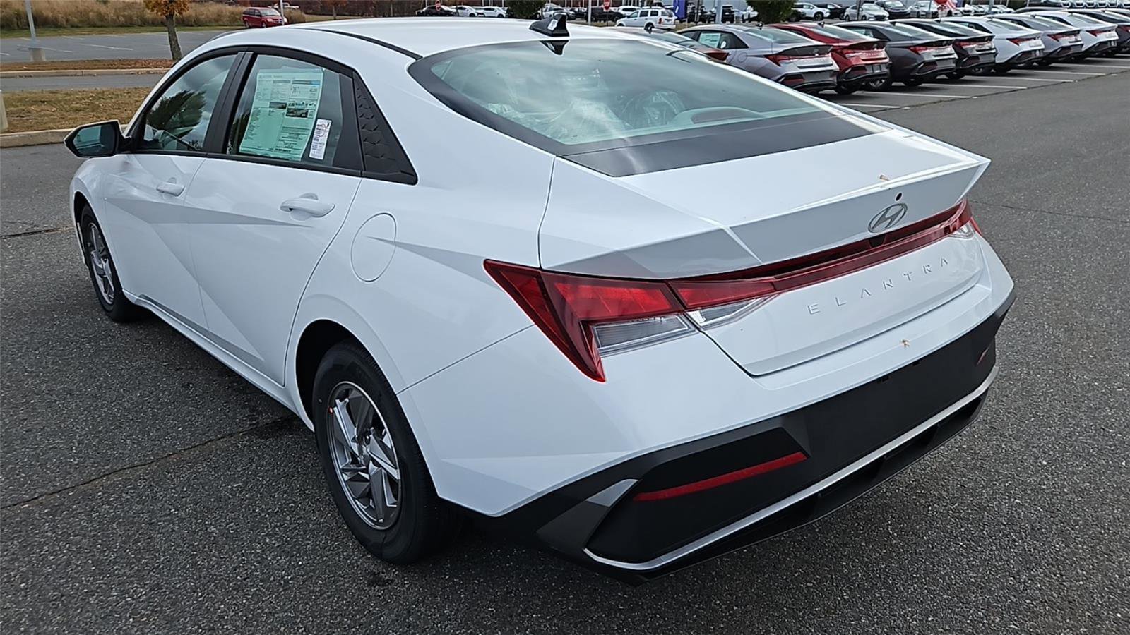 New 2025 Hyundai Elantra SE image 5