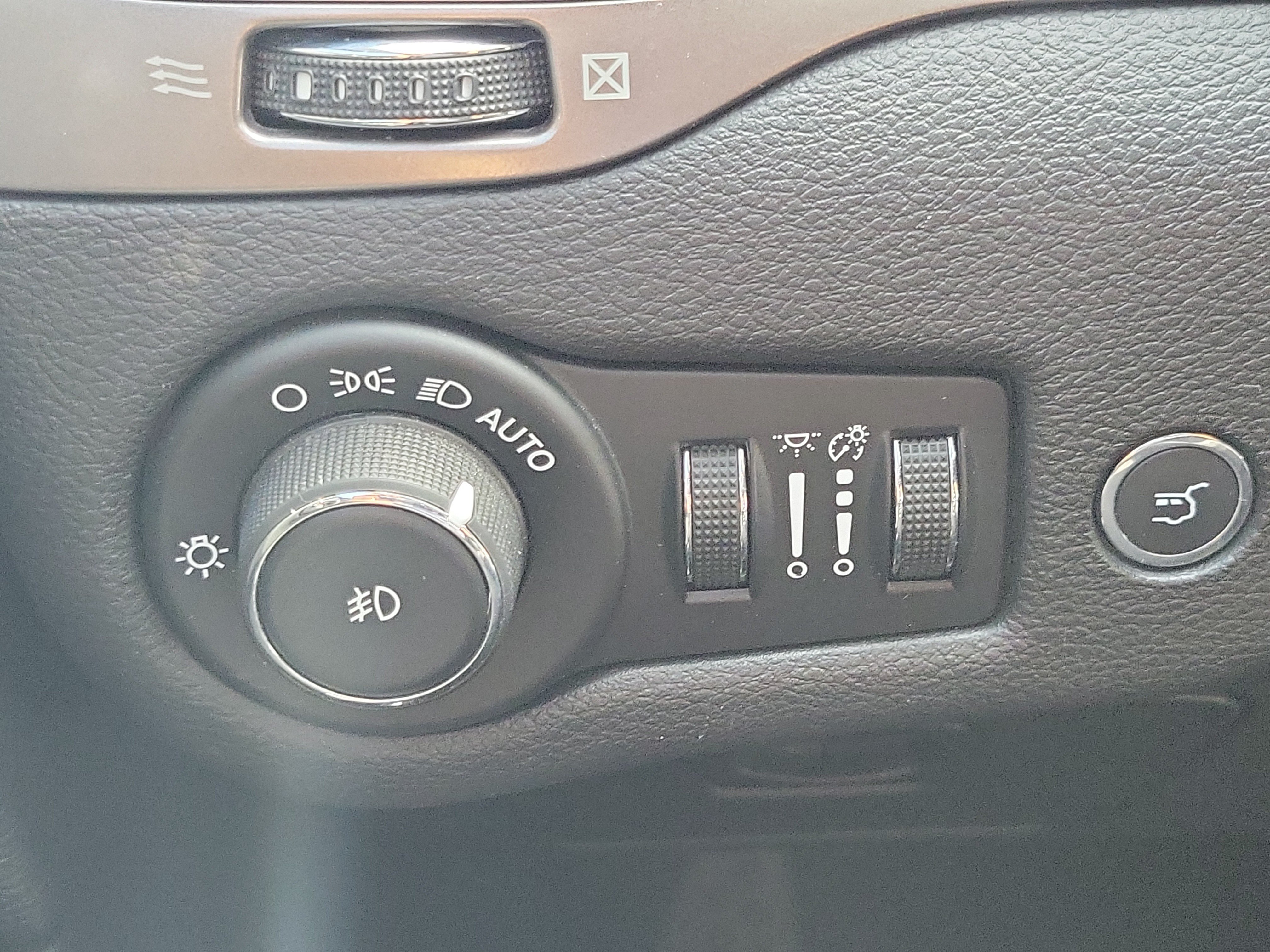 Used 2019 Jeep Cherokee Limited w/ Trailer Tow Group AWD/4WD image 31