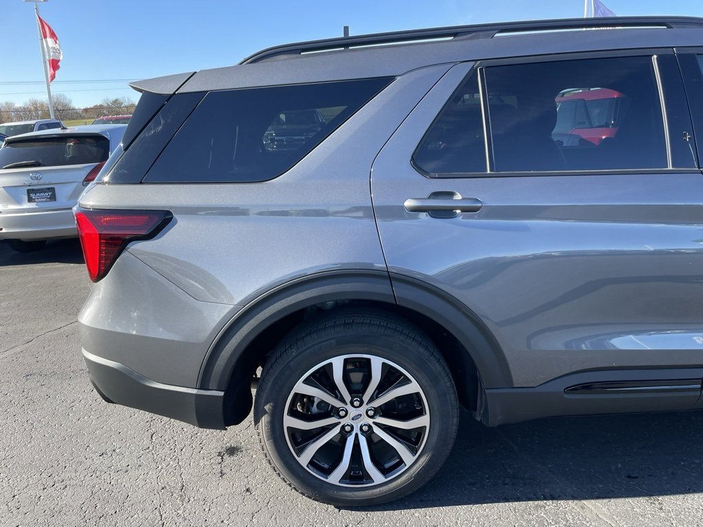 Used 2025 Ford Explorer ST-Line image 32