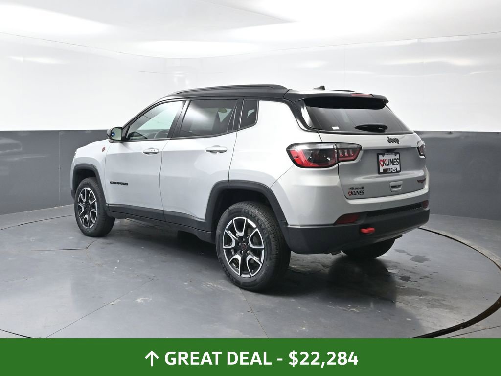 Used 2025 Jeep Compass Trailhawk AWD/4WD image 12