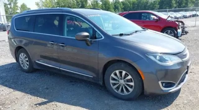 Used 2018 Chrysler Pacifica Touring-L FWD image 1