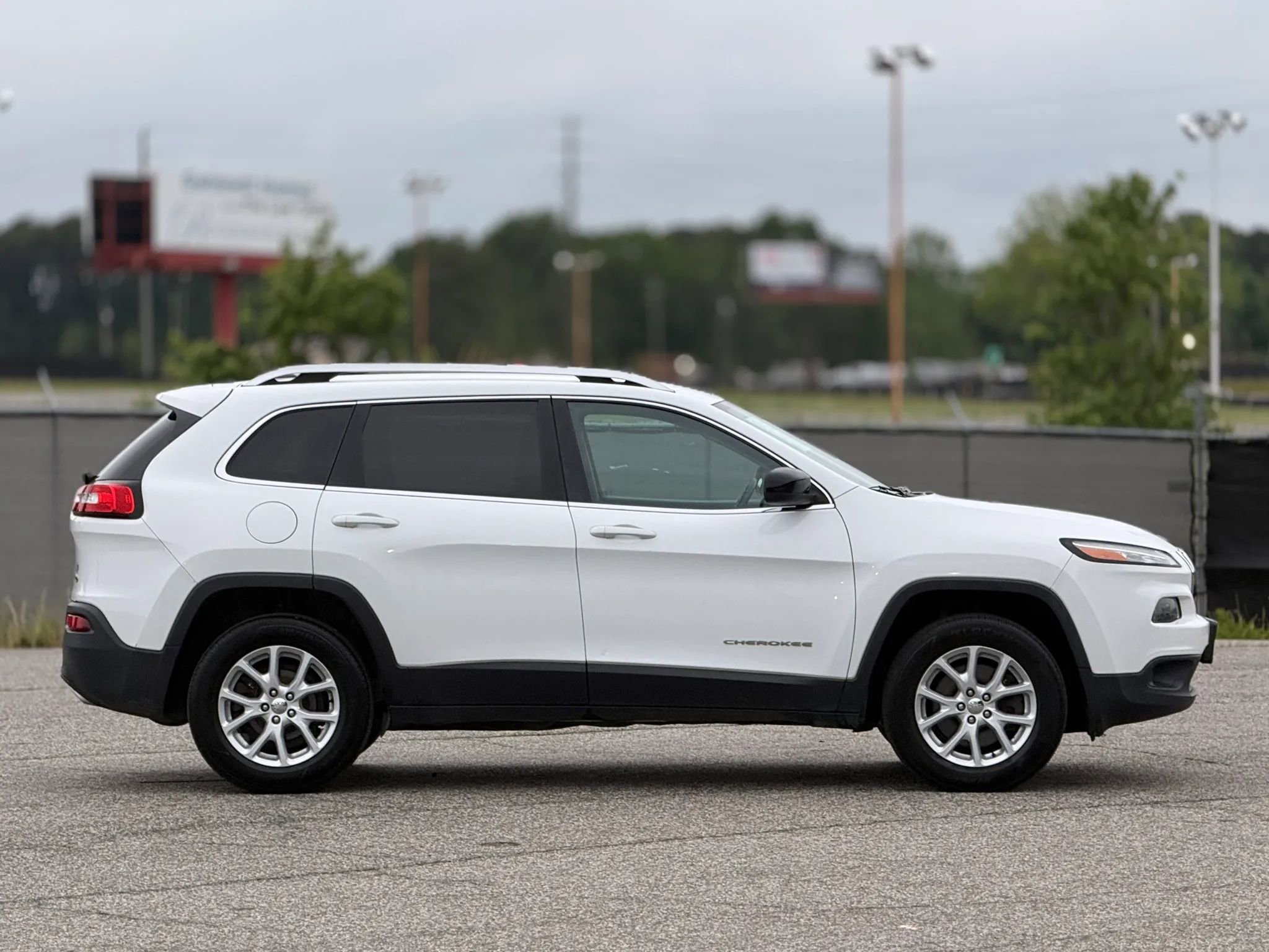 Used 2016 Jeep Cherokee Latitude w/ Cold Weather Group AWD/4WD image 7