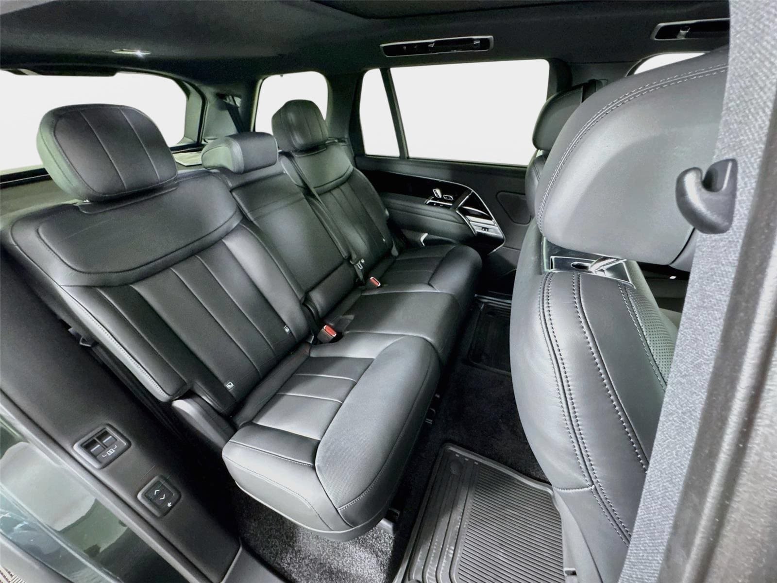 New 2026 Land Rover Range Rover Long Wheelbase SE AWD/4WD image 29