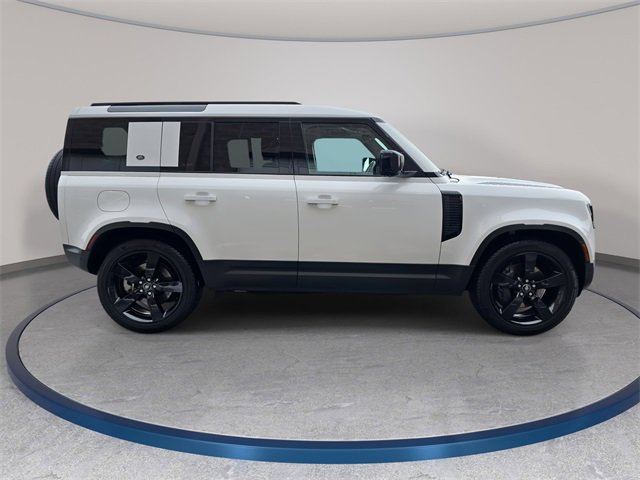 Used 2023 Land Rover Defender 110 SE image 4