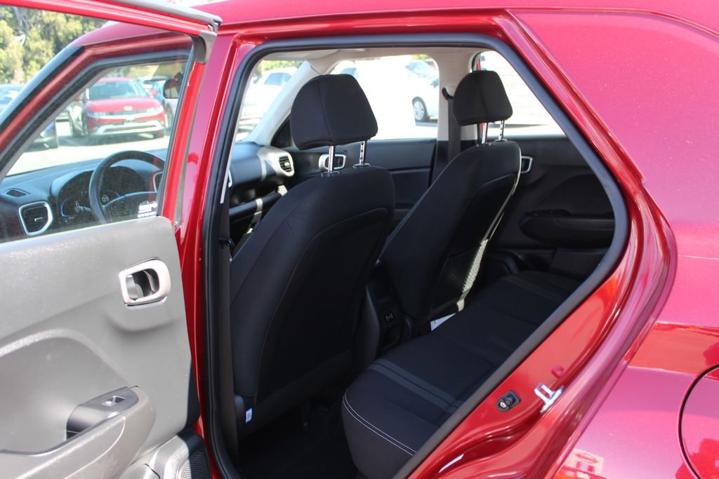 Used 2025 Hyundai Venue SEL FWD image 15