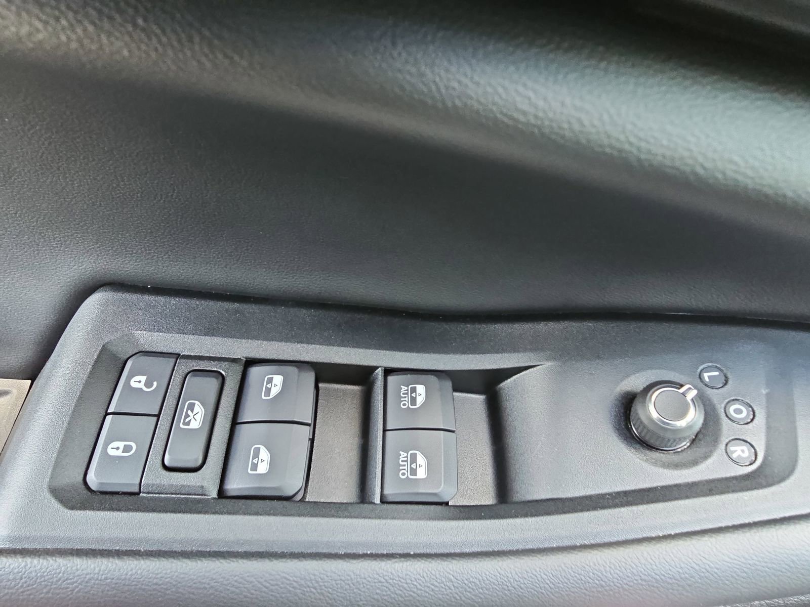 Used 2025 Jeep Grand Cherokee L Laredo RWD image 28