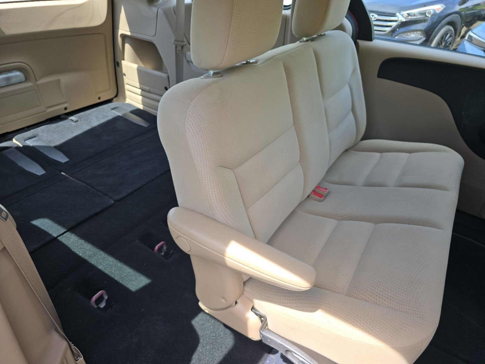 Used 2014 Dodge Grand Caravan American Value Package FWD image 14