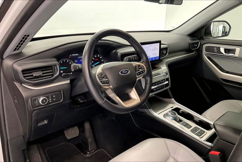 Used 2021 Ford Explorer XLT w/ Equipment Group 202A RWD image 16