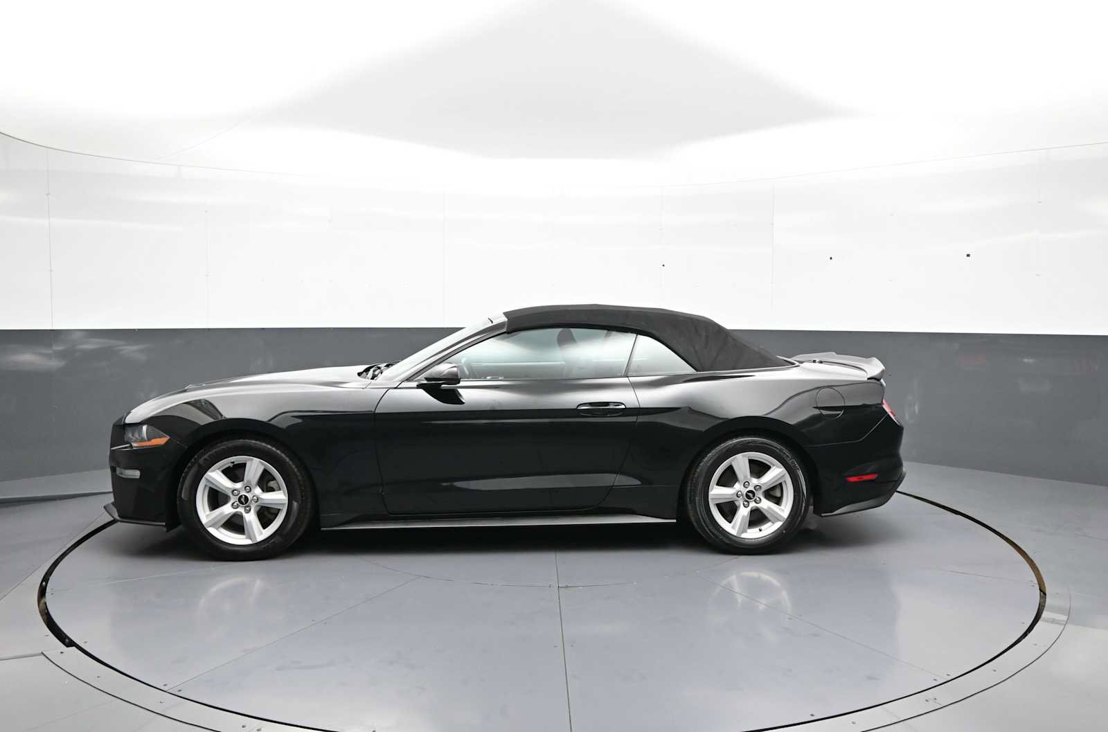 Used 2019 Ford Mustang Convertible RWD image 9