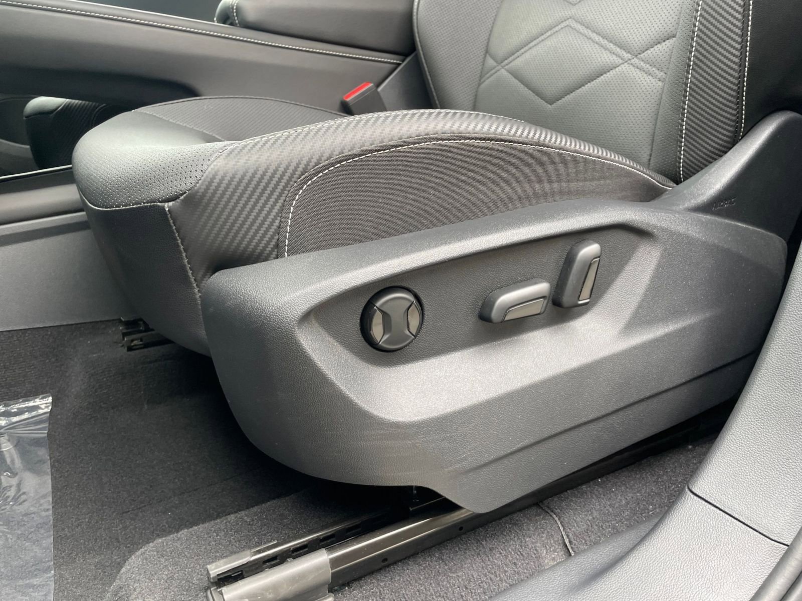 Used 2025 Volkswagen Atlas Cross Sport SE image 23