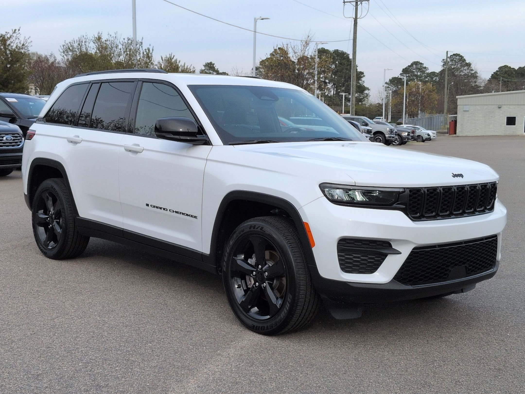 Used 2024 Jeep Grand Cherokee Altitude image 2