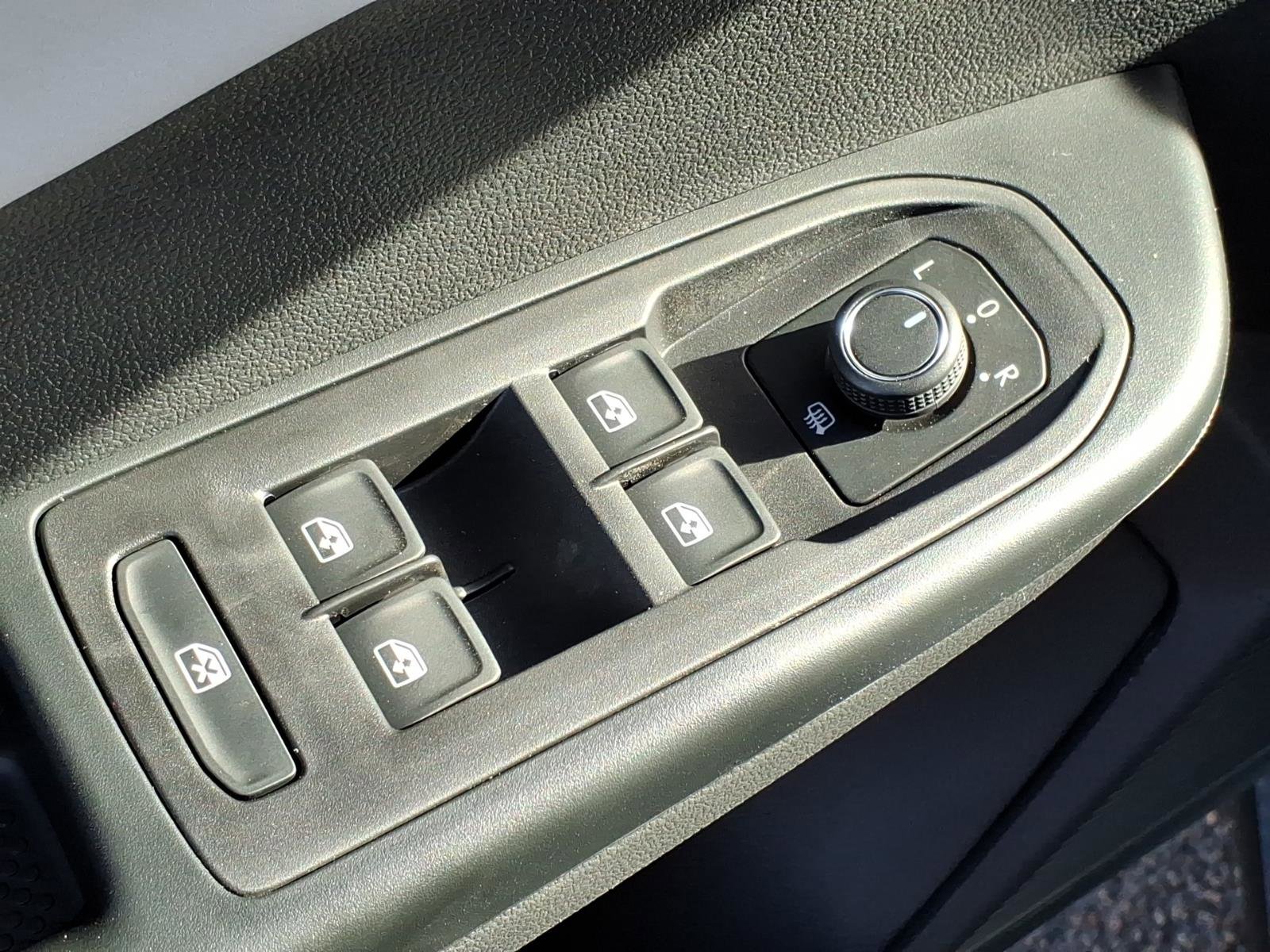 New 2026 Volkswagen Taos SE image 9