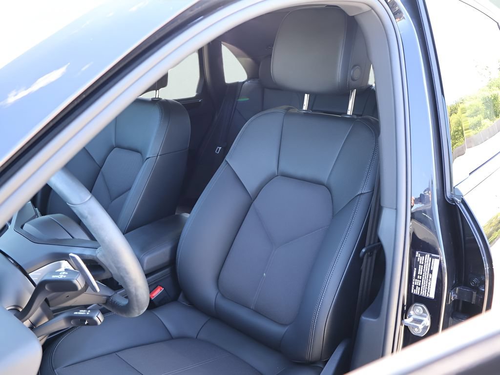 Certified 2025 Porsche Macan AWD/4WD image 5