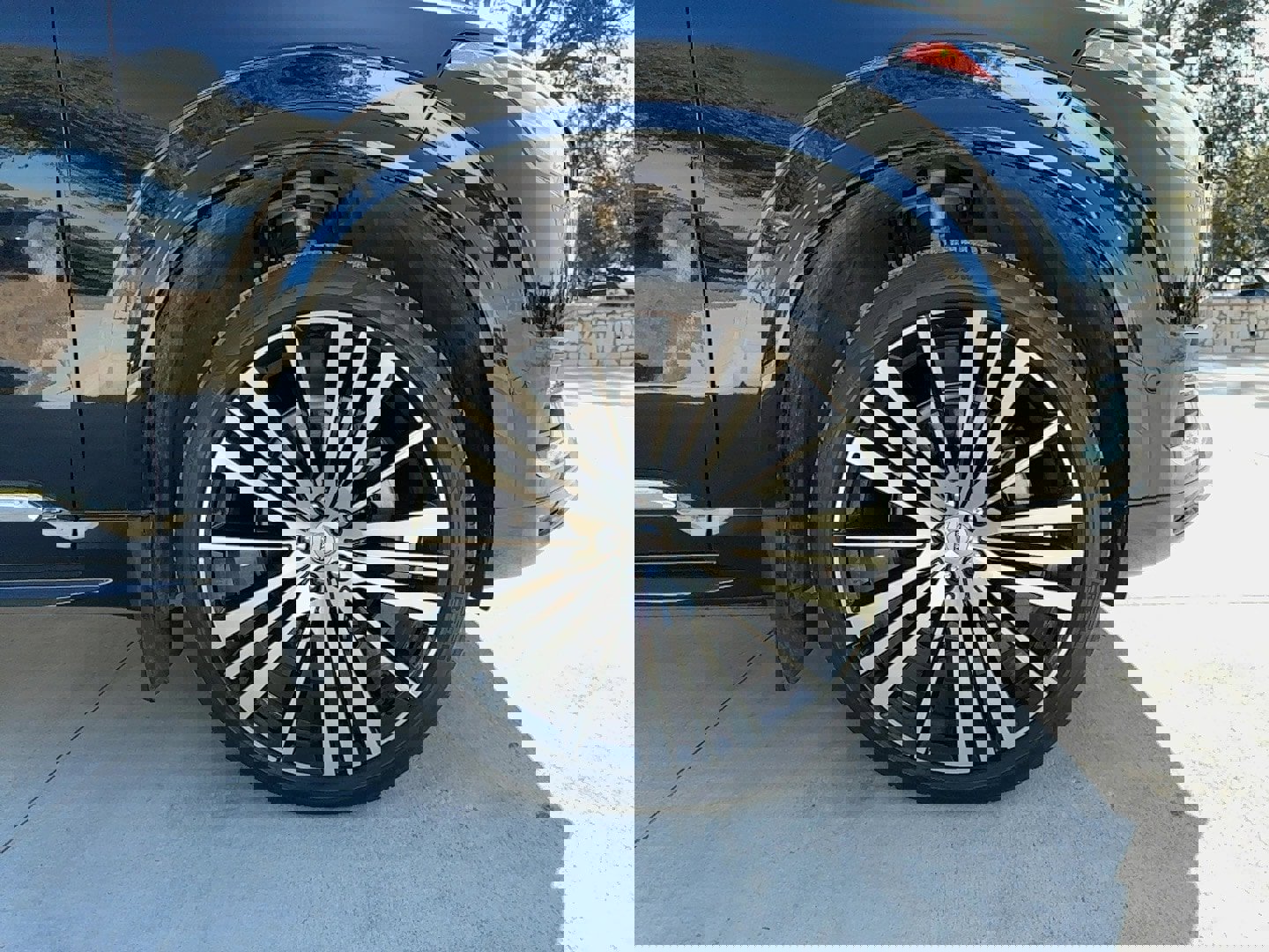 Certified 2023 Volvo XC90 B6 Ultimate w/ Lounge Package image 9