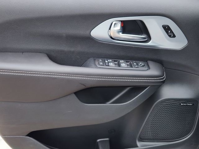 New 2026 Chrysler Pacifica Limited FWD image 18
