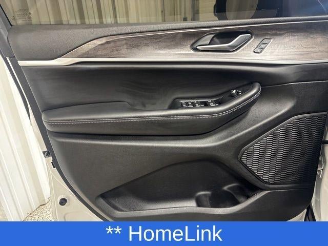 Used 2023 Jeep Grand Cherokee Limited w/ Black Appearance Package AWD/4WD image 13