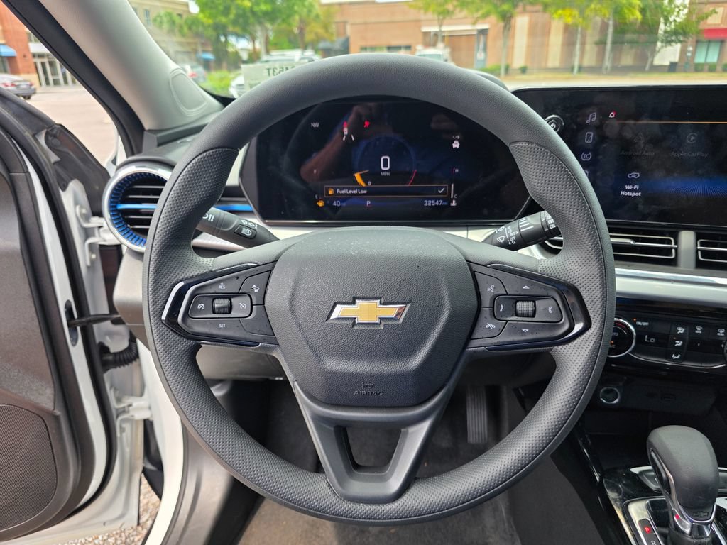 Used 2025 Chevrolet Trax LT FWD image 22