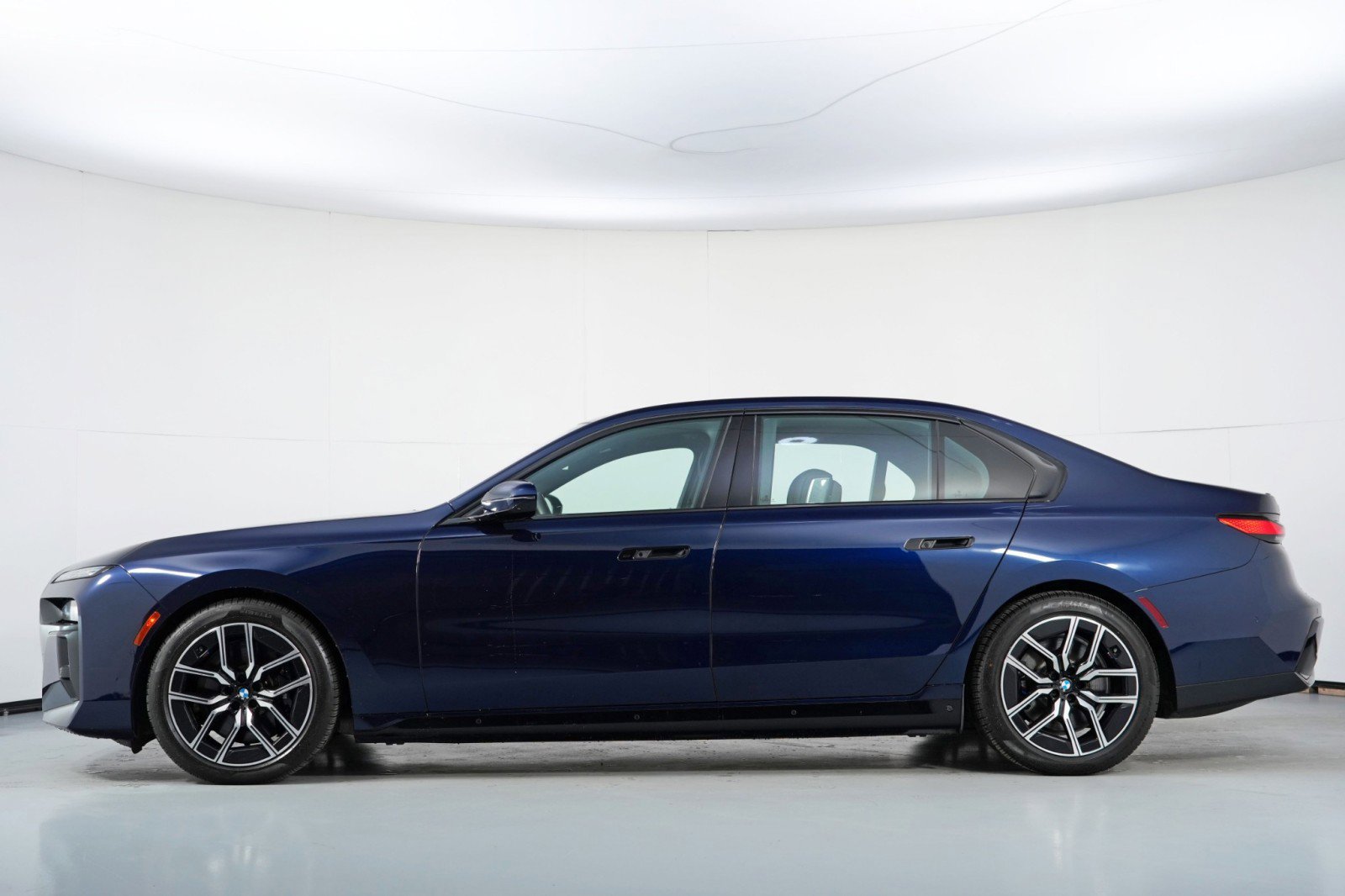 Used 2024 BMW i7 xDrive60 w/ Executive Package image 9