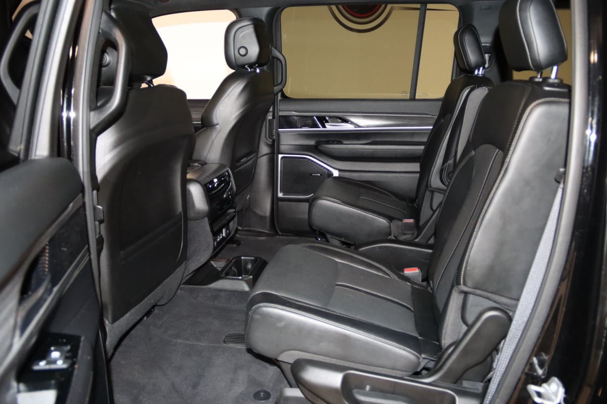 Used 2023 Jeep Wagoneer L Series II w/ Premium Group I AWD/4WD image 54