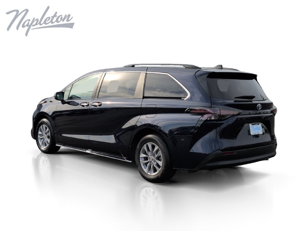 Used 2024 Toyota Sienna XLE FWD image 3