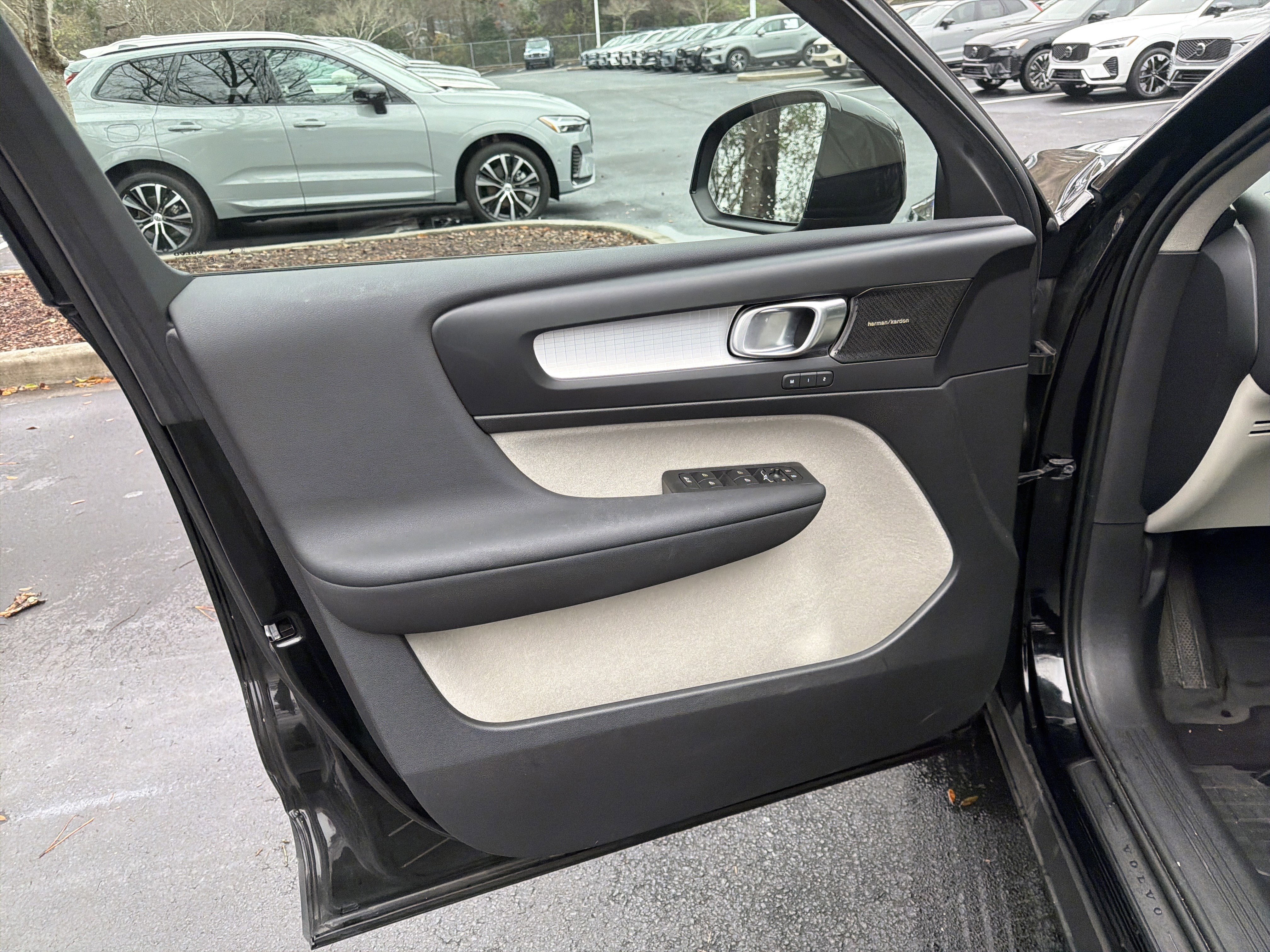 Used 2020 Volvo XC40 T5 Momentum w/ Protection Package Premier image 14