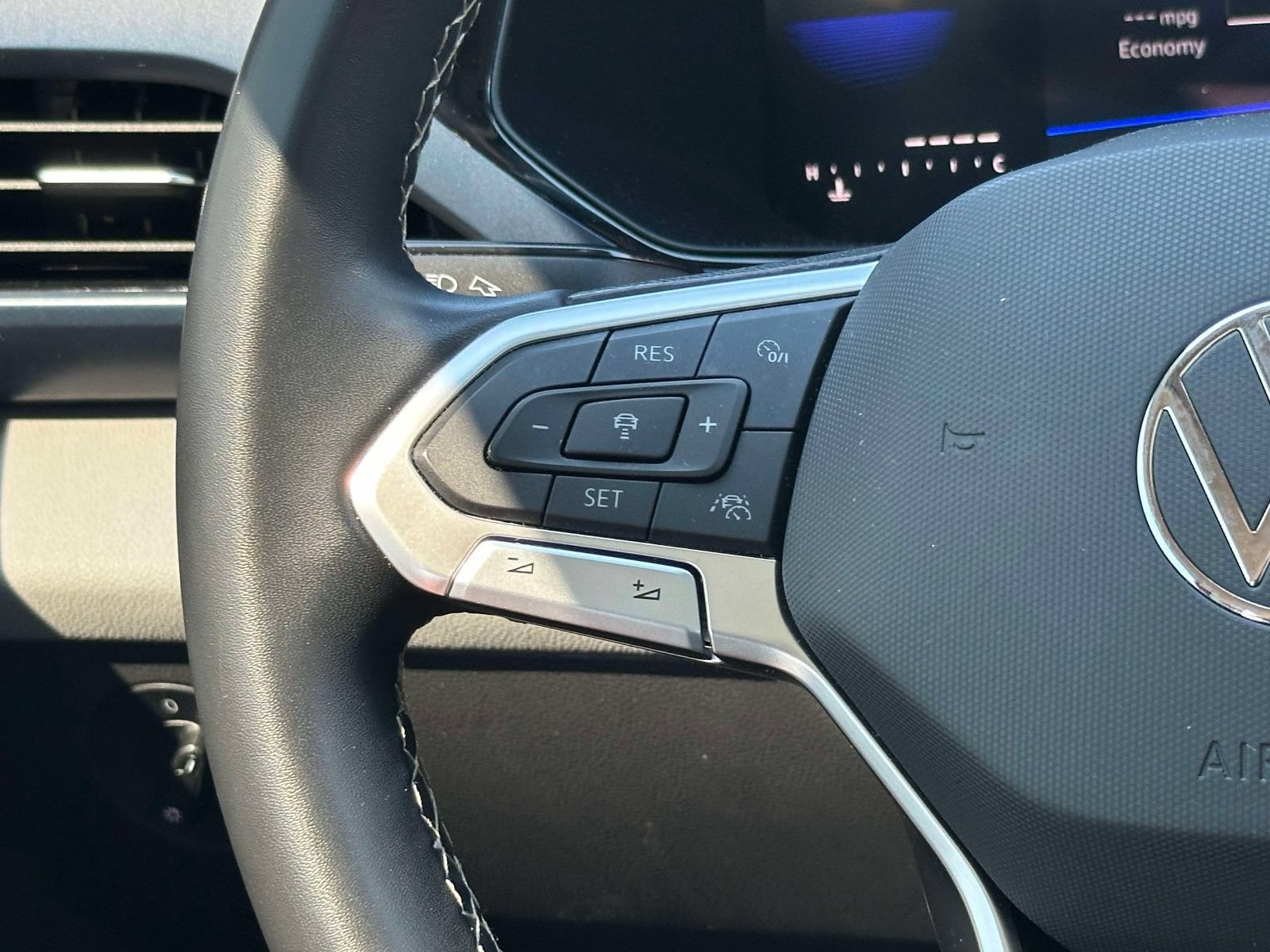 Certified 2023 Volkswagen Taos SE FWD image 22