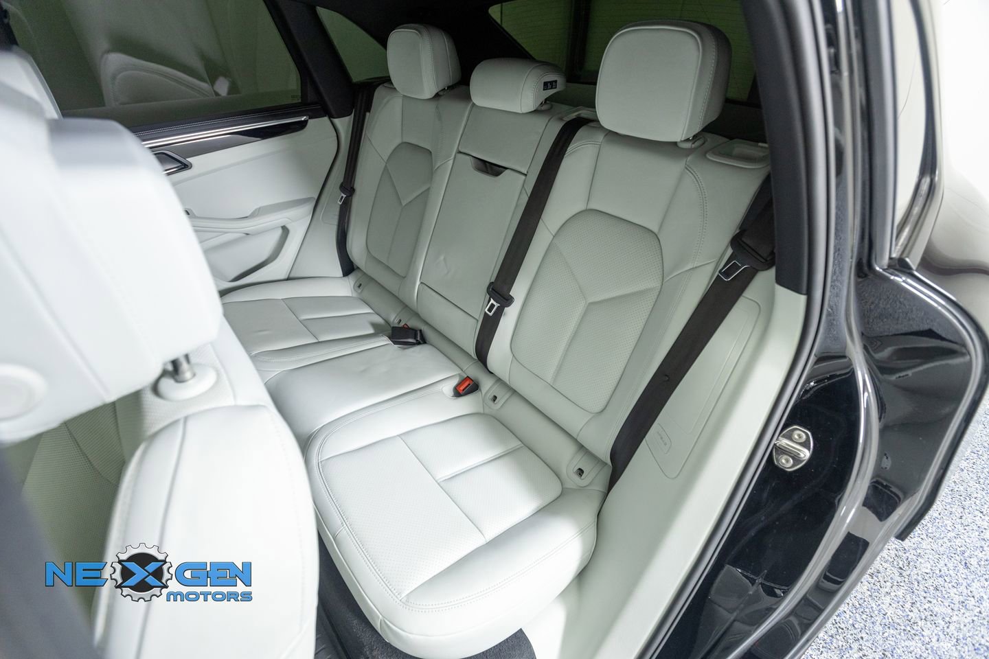 Used 2024 Porsche Macan AWD/4WD image 35