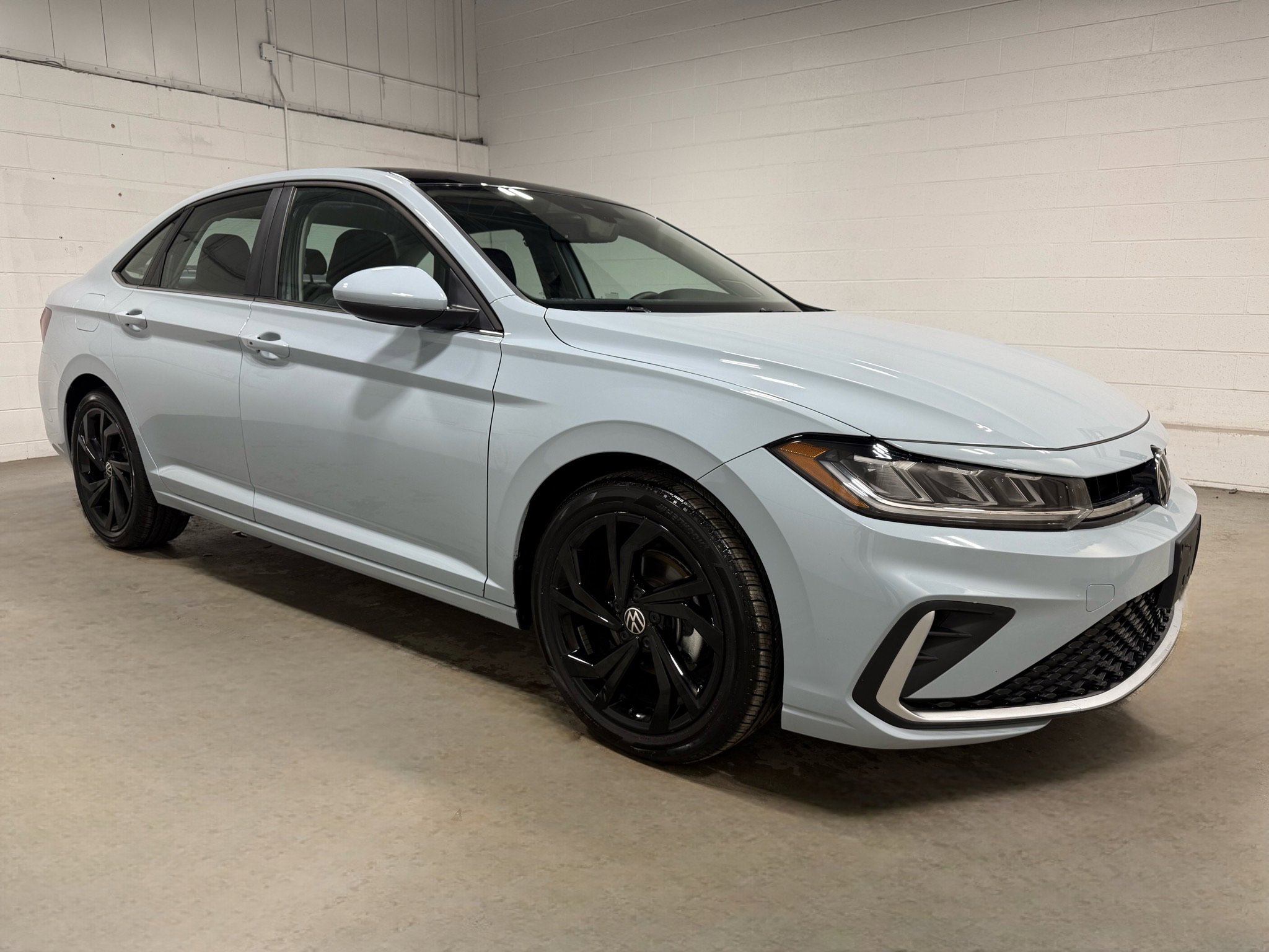 Used 2025 Volkswagen Jetta SE w/ Sunroof Package image 3