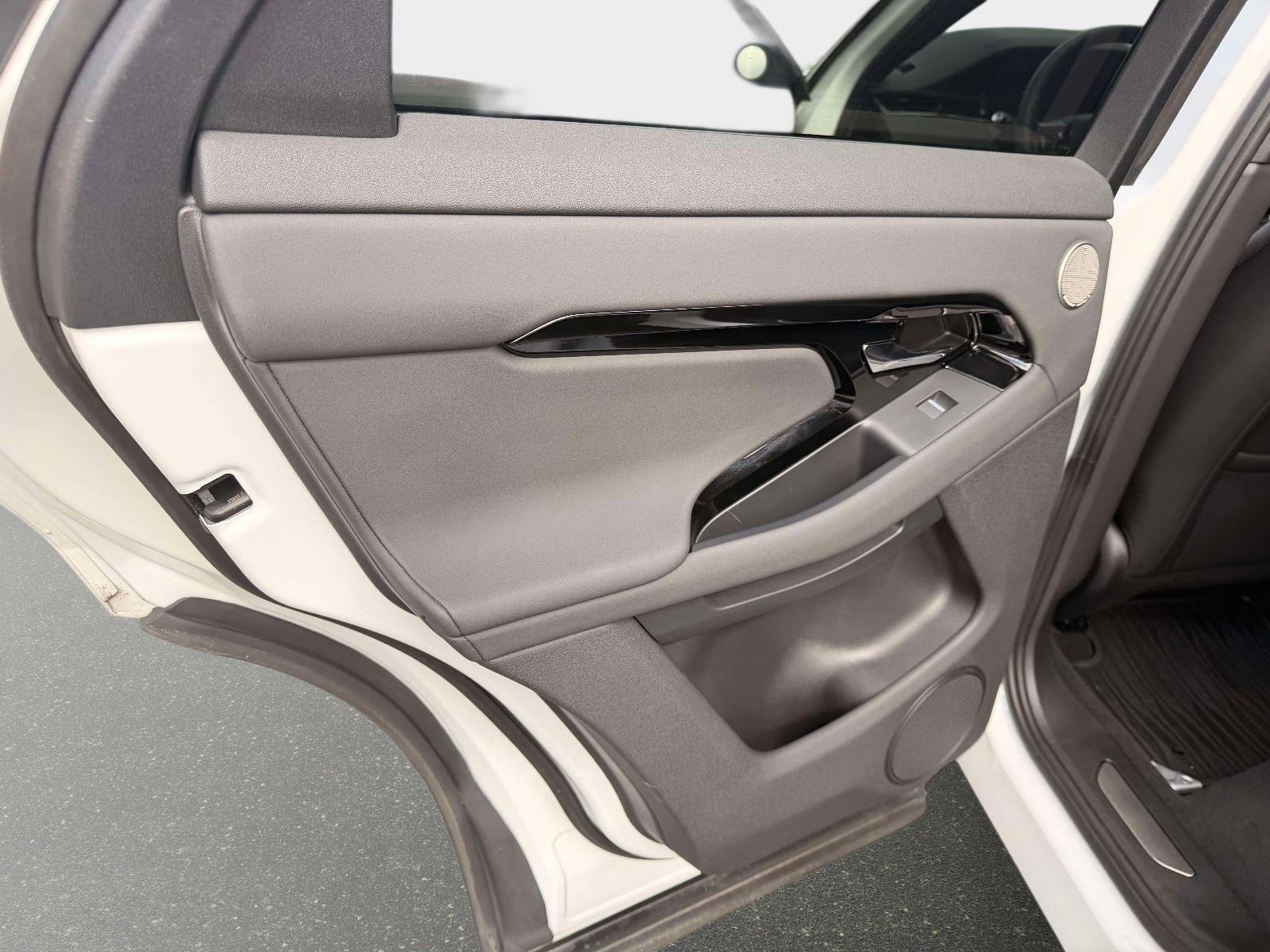 Used 2026 Land Rover Range Rover Evoque Dynamic SE image 19