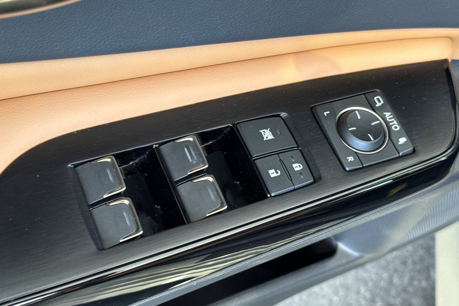 Certified 2025 Lexus ES 300h w/ Premium Package FWD image 13