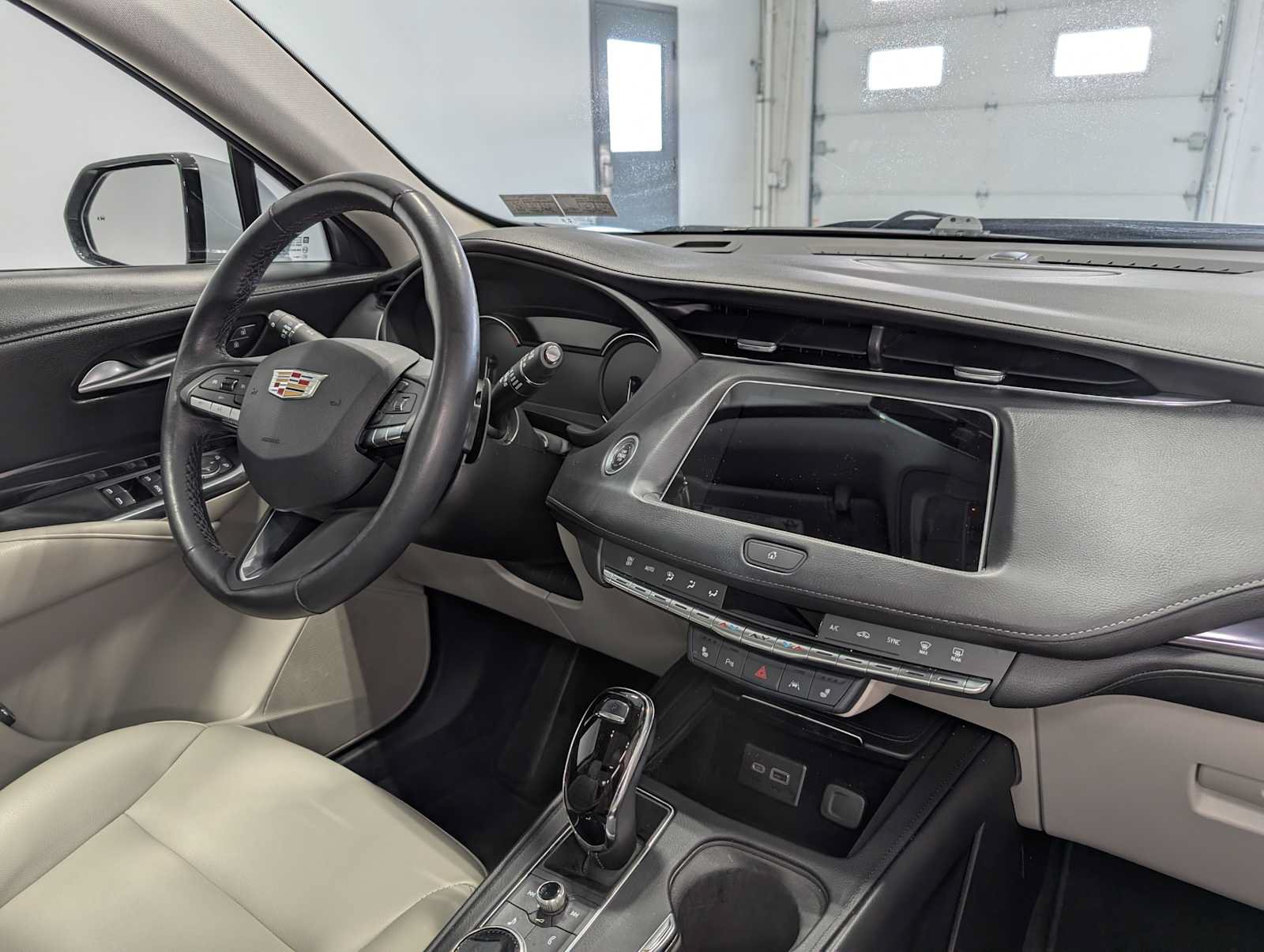 Used 2023 Cadillac XT4 Luxury w/ Cold Weather Package AWD/4WD image 43
