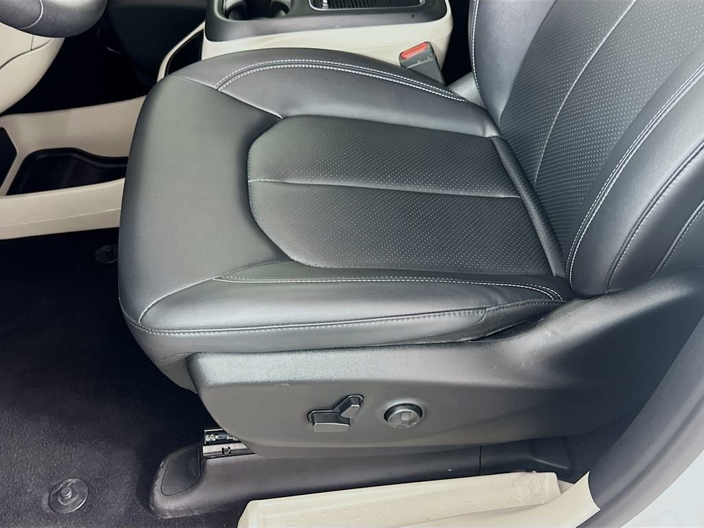 Used 2024 Chrysler Pacifica Touring-L image 19