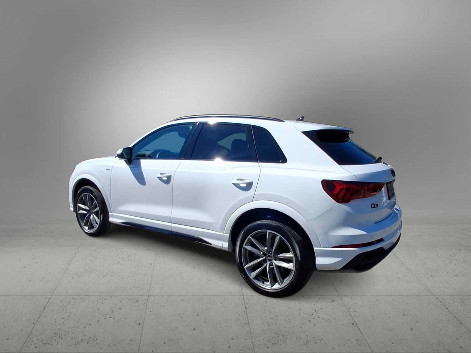 Used 2023 Audi Q3 2.0T Premium w/ Black Optic Sport Package AWD/4WD image 6