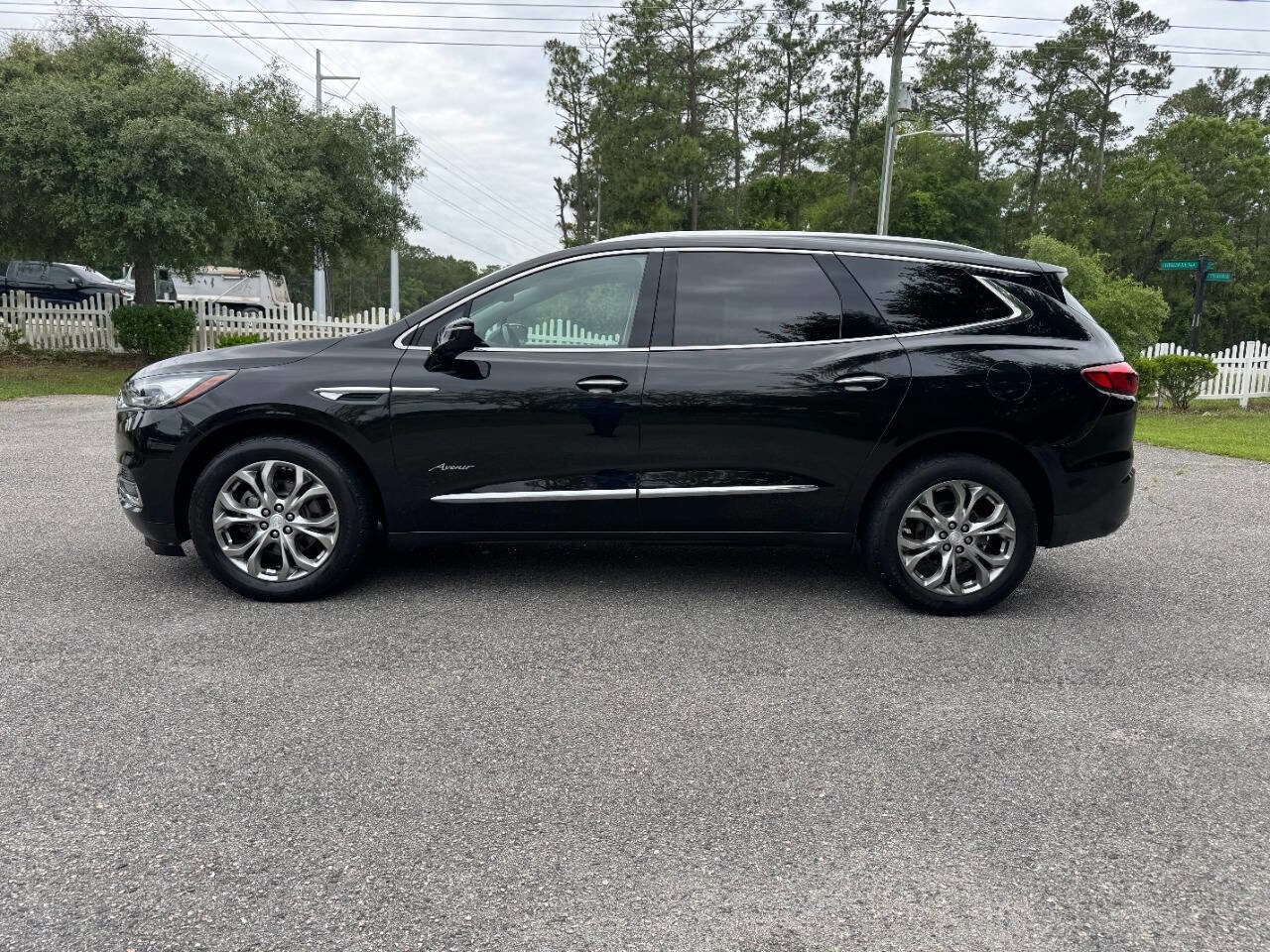 Used 2018 Buick Enclave Avenir AWD/4WD image 3
