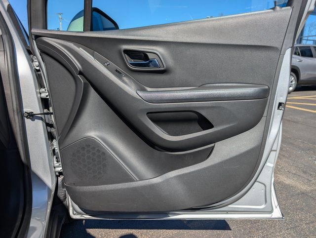 Used 2022 Chevrolet Trax LT w/ LT Convenience Package image 13