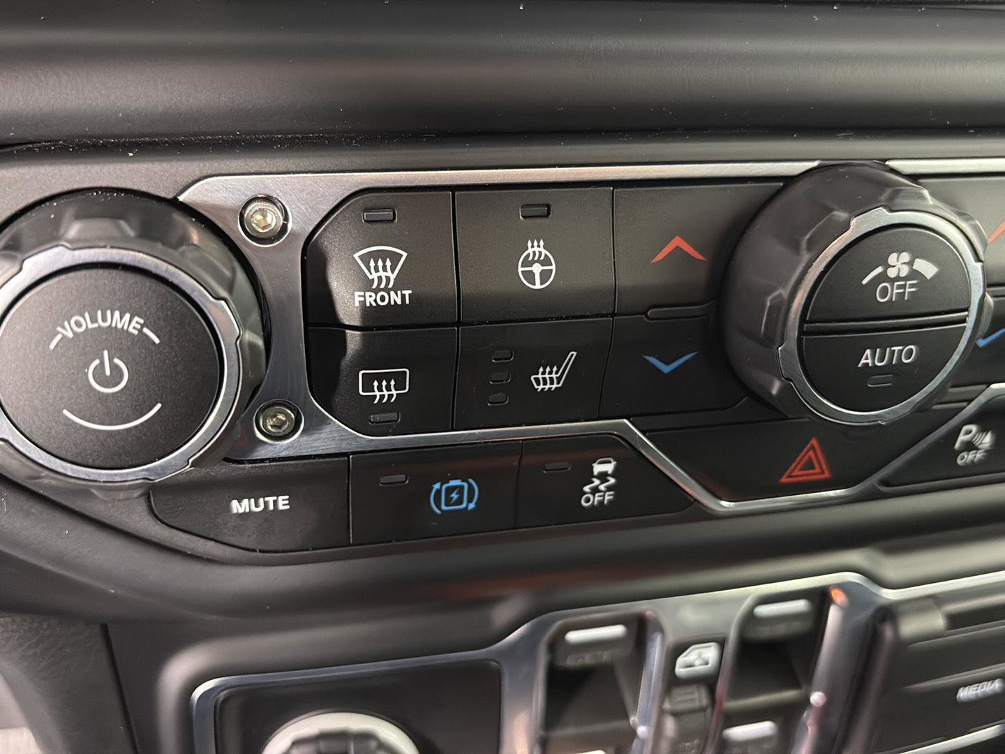 Used 2023 Jeep Wrangler Unlimited Sahara w/ Cold Weather Group AWD/4WD image 35