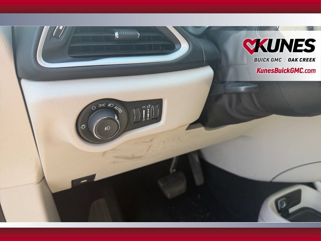 Used 2023 Chrysler Pacifica Touring-L FWD image 19