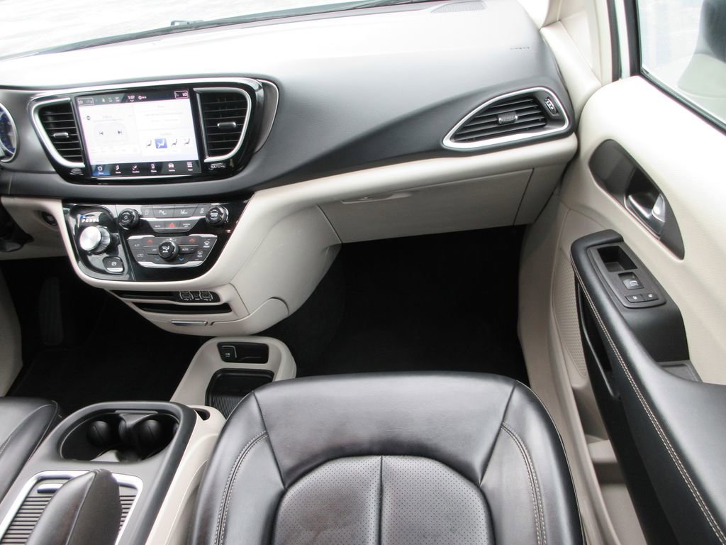 Used 2023 Chrysler Pacifica Touring-L FWD image 16
