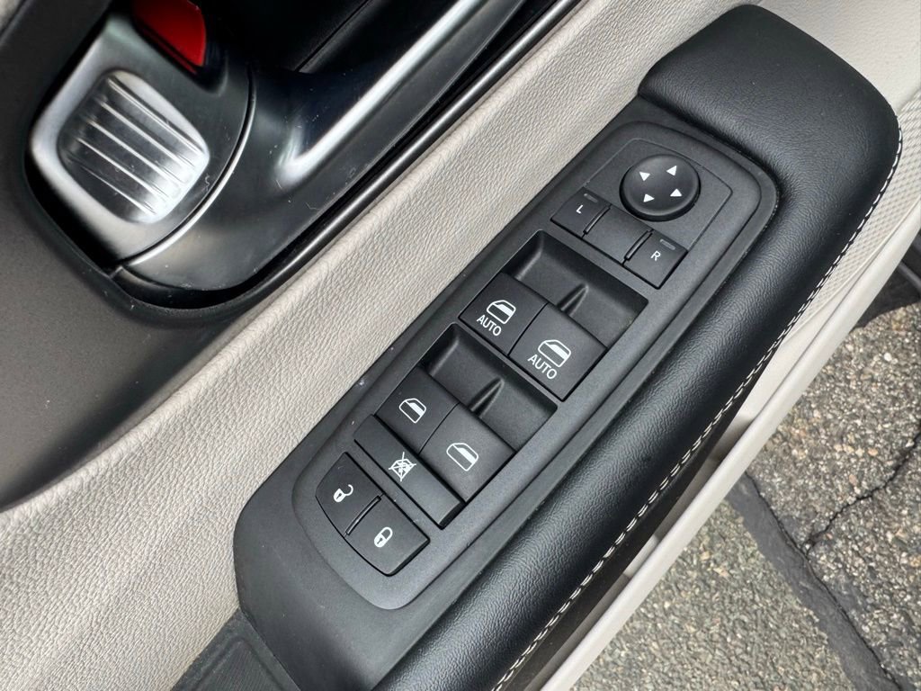 Used 2022 Chrysler Pacifica Touring-L image 20