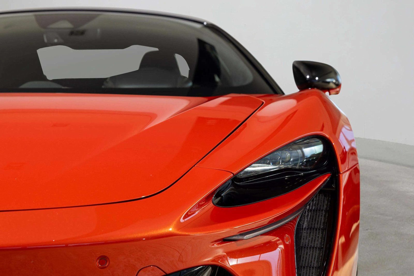 Used 2023 McLaren Artura RWD image 32