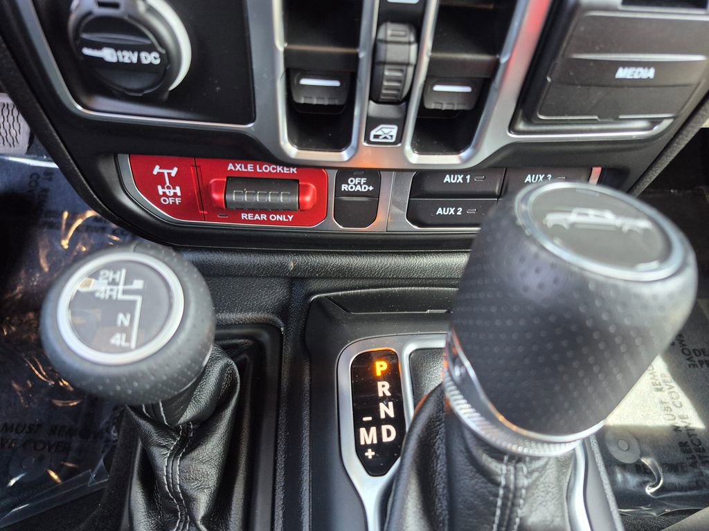 Used 2025 Jeep Gladiator Mojave w/ Convenience Group AWD/4WD image 11