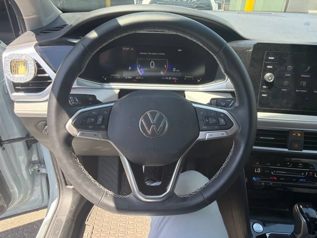 Used 2025 Volkswagen Taos SE w/ Panoramic Sunroof Package AWD/4WD image 11